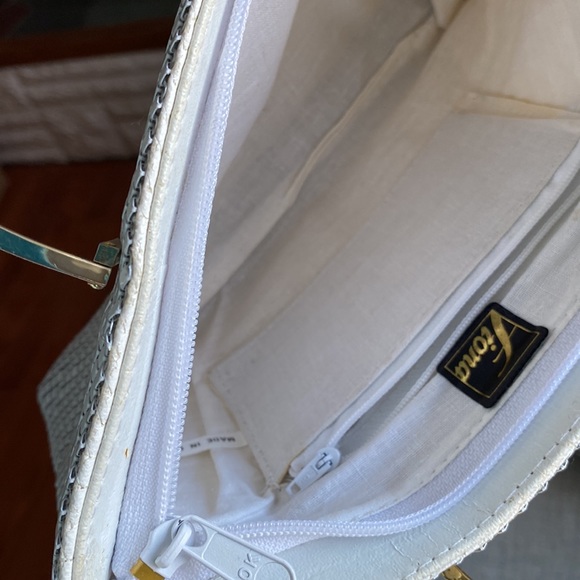 Fiona white/gold metallic handbag/purse. - Picture 5 of 13